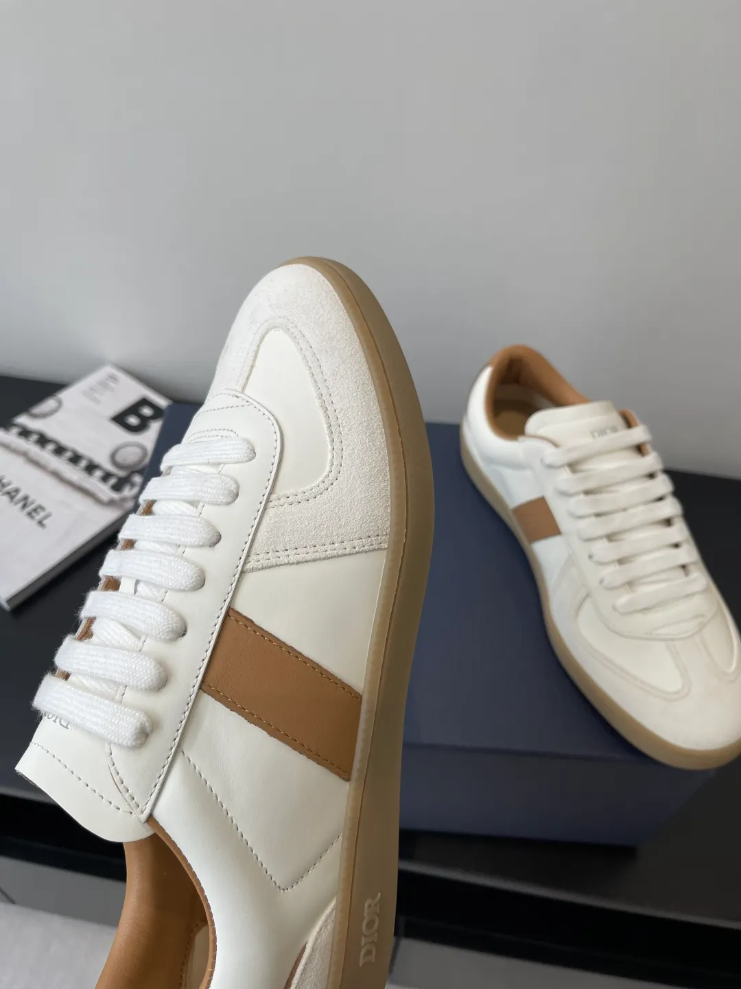 Factory price: 420💰The top version of Dior 25ss new product B01 moral training shoes. The toe size design of the couple's style is a bit wider. The upper foot comfort is perfect. The thread is beautiful. Perfectly suitable for trousers. Decorated with various classic details. It is the ideal choice for daily styling. It can be matched with various casual items to create exquisite shapes. Fabric first layer cowhide/lining sheepskin T men's shoes💰U original outsole Code number: 38-44, customized 45